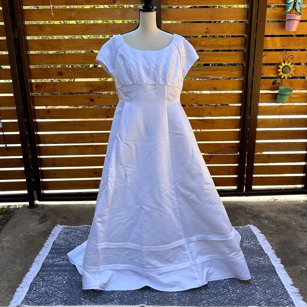 David’s Bridal Satin Wedding Dress A-line Plus Size Beading Cap Sleeve Train 18W